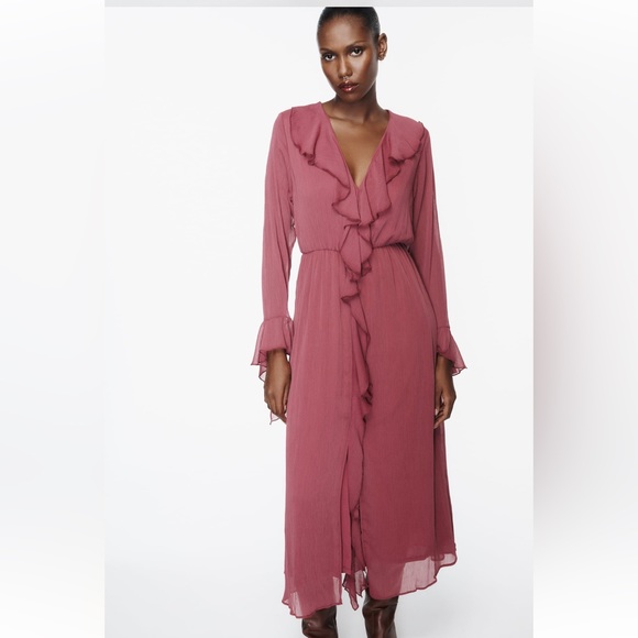 ✨SALE ✨ ZARA RUFFLED GEORGETTE MIDI DRESS
✨SALE ✨ - Picture 3 of 10